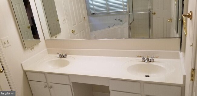 Building Photo - 464 Winding Rose Dr