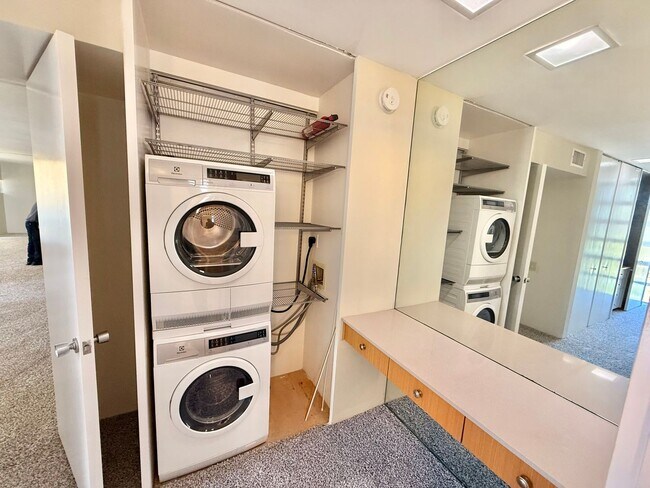 Building Photo - Mid-Century Modern Condo with Views of Balboa Park - 2 Bed x 2 Bath with Parking