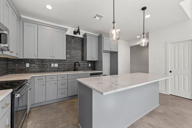 Building Photo - 409 Highland Park Ln