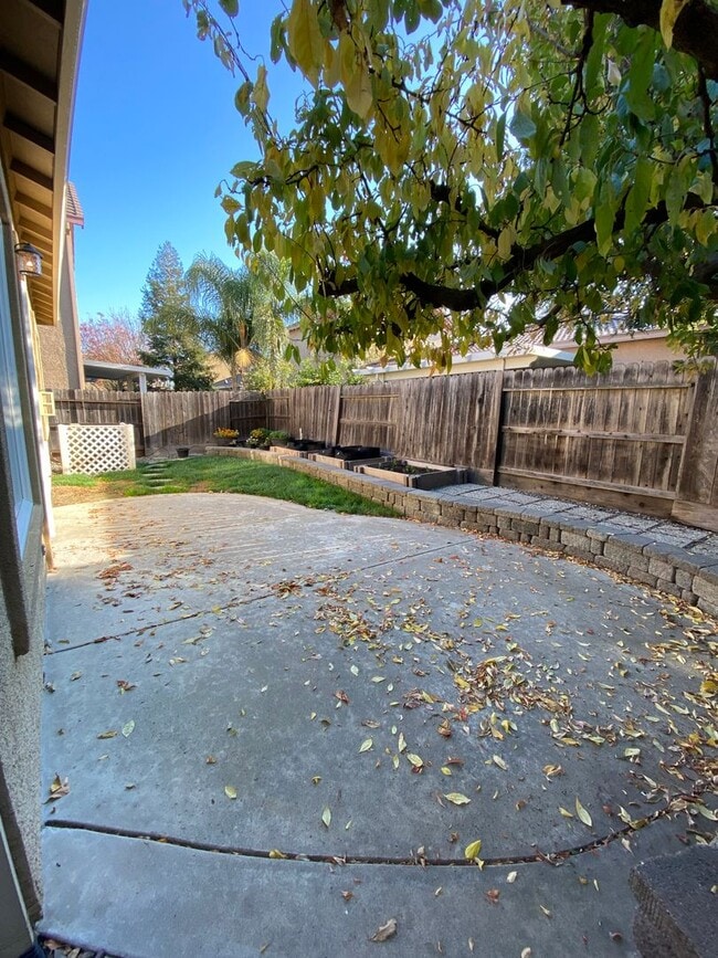 Building Photo - Lovely 3 Bedroom Low Maintenance Unit with New Flooring!