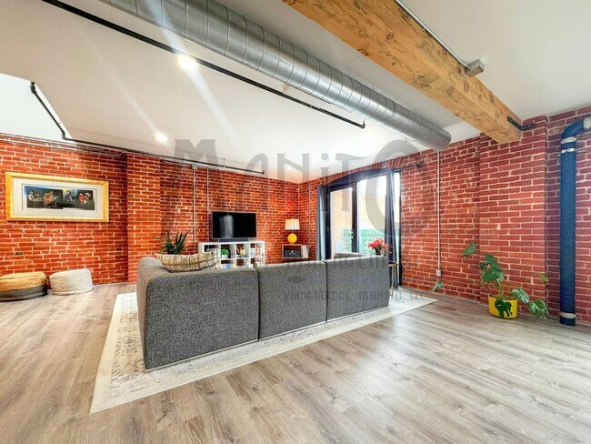 Building Photo - Stunning & Spacious Downtown Condo