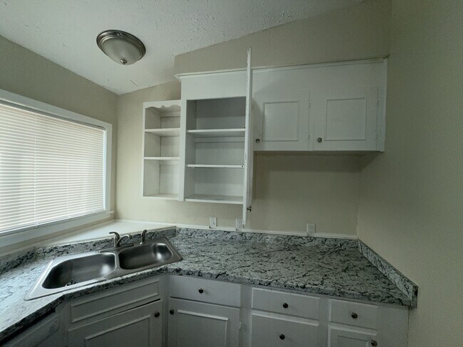 Building Photo - 3320 Ridgeland Dr