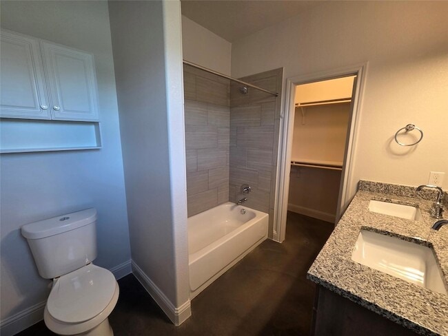 Building Photo - 800 Woodview Dr