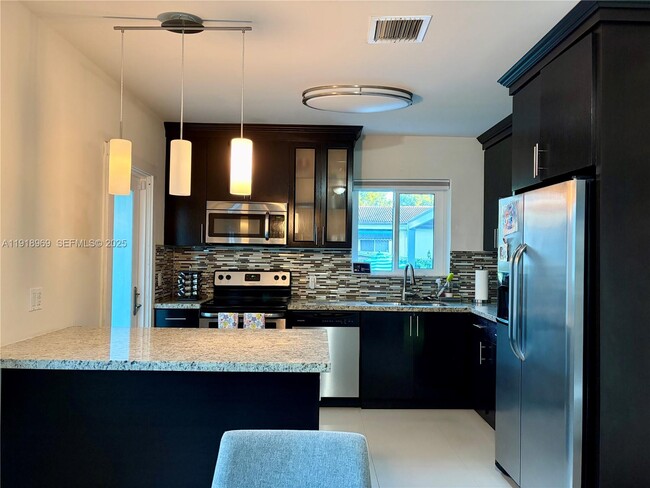 Building Photo - 1435 SW 16th St