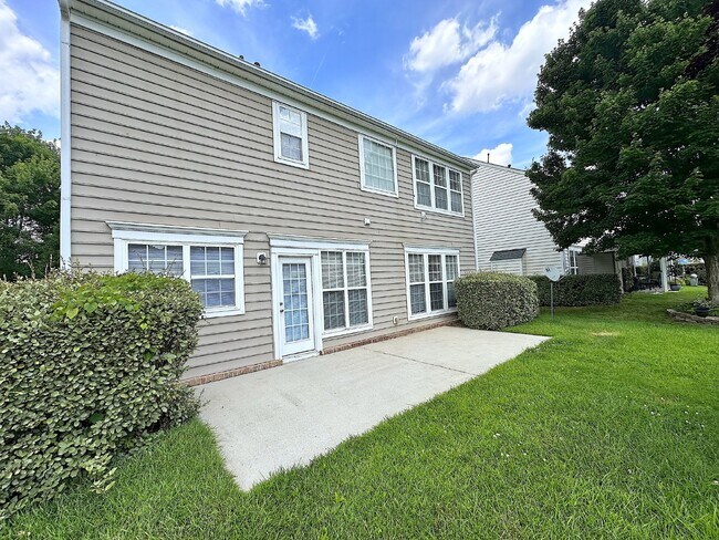 Building Photo - Well maintained 4 bedroom home with a golf course view!