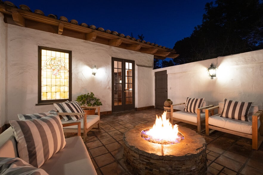 Upstairs fire pit patio - 2942 Passmore Dr