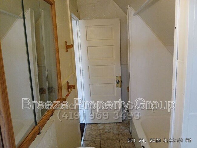 Building Photo - 244 Knower St