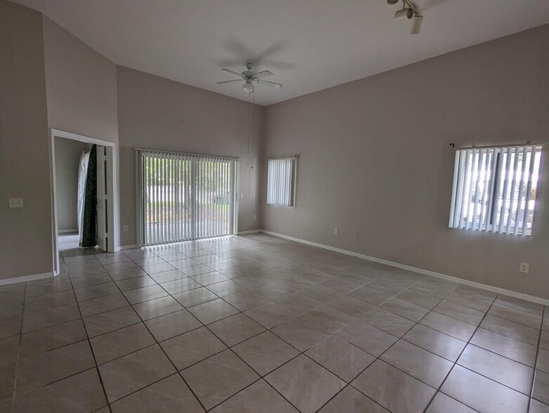 Building Photo - 260 Crestwood Cir