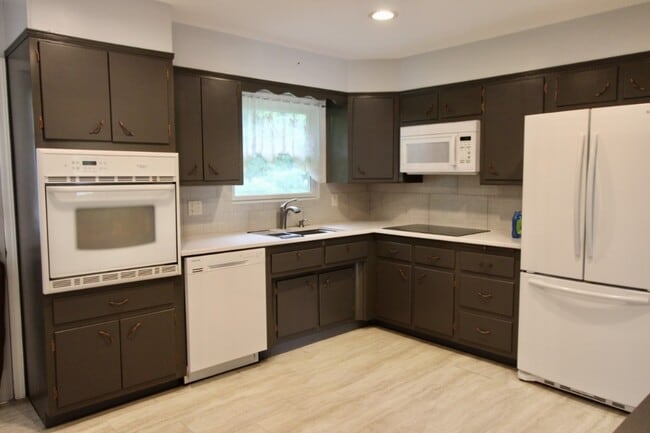 Building Photo - 4 Bedroom 3 Bath Well Kept House in West H...