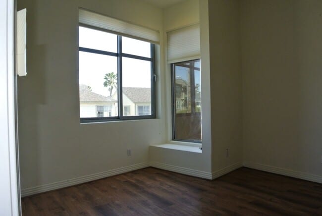 Building Photo - 3 Story town home with rooftop deck in Oce...
