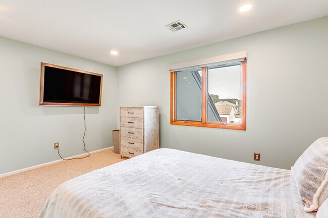 Building Photo - 31 Diane Dr