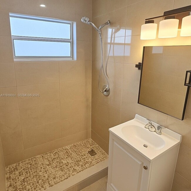 Building Photo - 724 NW 3rd Ct