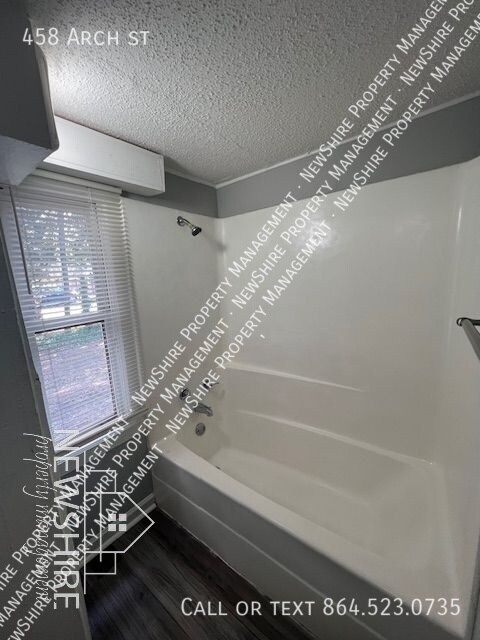 Building Photo - 458 Arch St