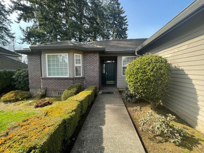 Building Photo - Clackamas Ranch 3 bedroom 2 bathroom - W/D...