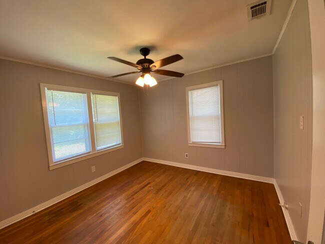 Building Photo - 2BD 1BA Home in South Waco - Available early August!