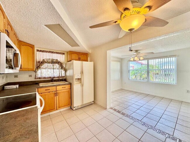 Building Photo - 3131 Roxbury Dr