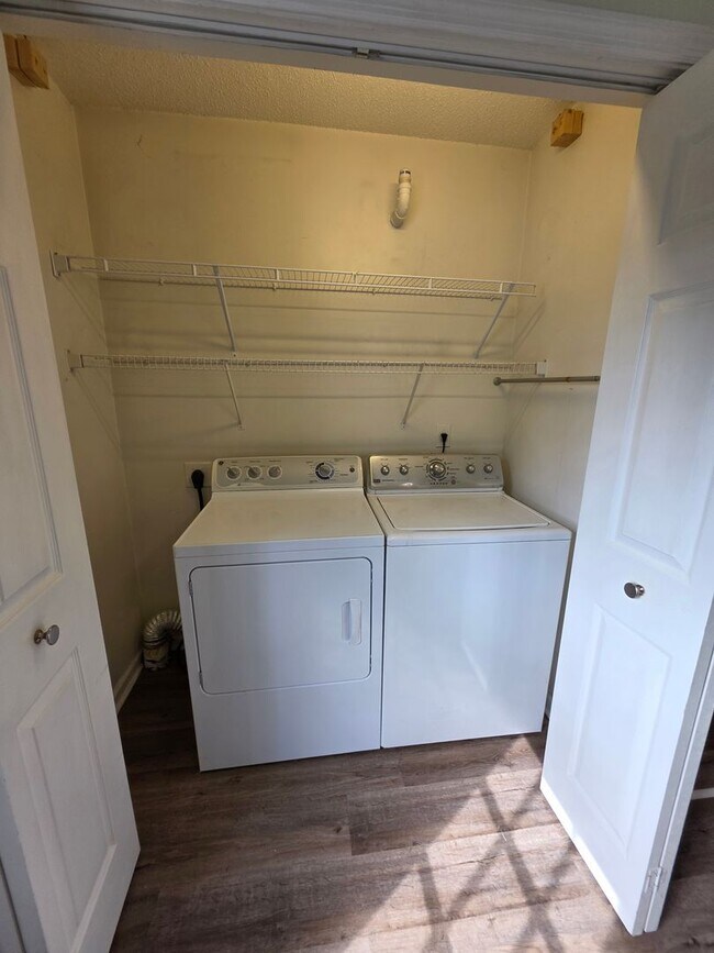 Building Photo - 2 BR 2 BA Townhose