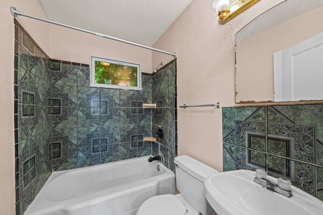 Building Photo - Cute 2/1.5 Duplex, Minutes from TTU & Downtown LBK