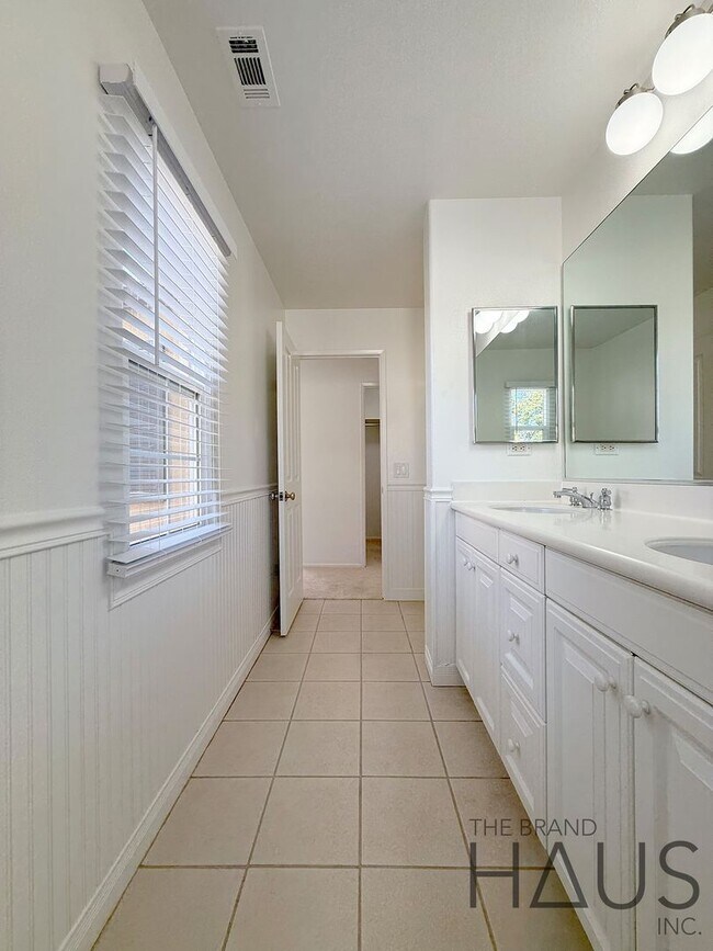 Building Photo - Desirable Oak Creek Community Detached Home with Two Car Garage