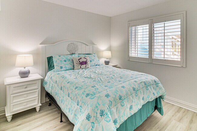 Building Photo - 9860 Leeward Ave