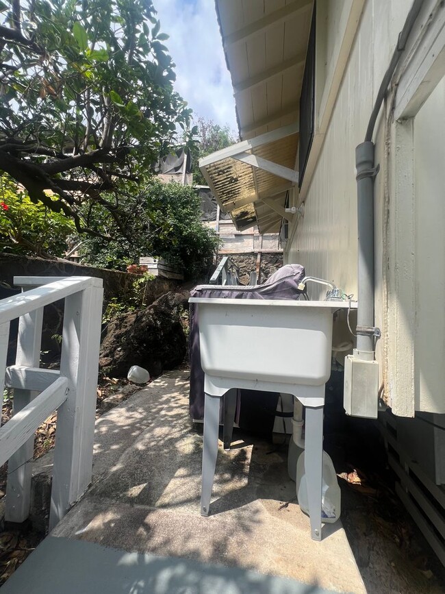 Building Photo - 1 Bedroom Cottage in Kaimuki, Full Kitchen...