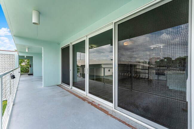 Building Photo - 65 SE Spanish Trail