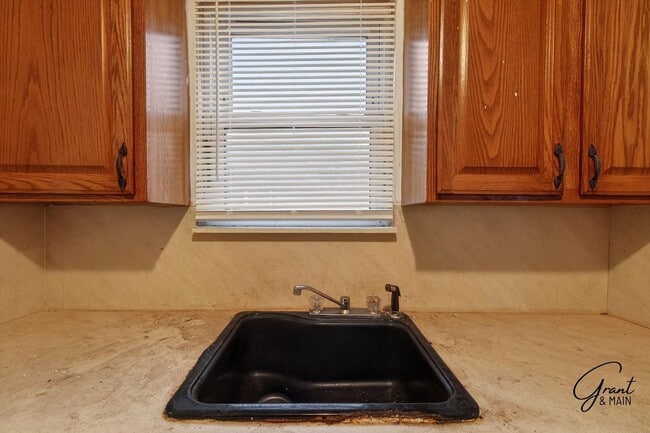 Building Photo - $1050 Charming 2 Bed Home