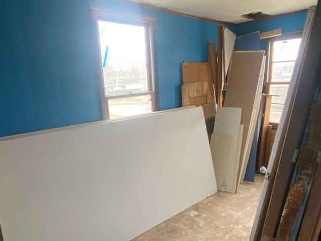 Building Photo - Now Available!! Fixer Upper! - $290 Month / $500 Down