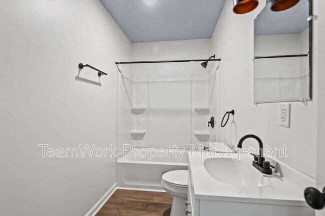 Building Photo - 3111 Azalea Dr