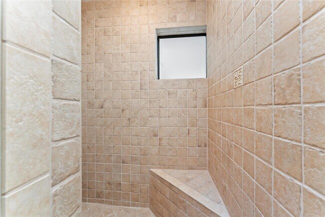 Building Photo - 817 SE 12th Ct