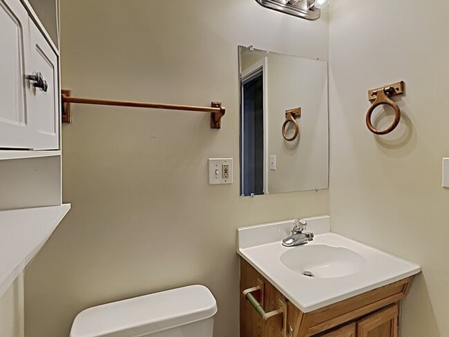 Building Photo - 4 bed 2 bath  with large backyard in Green...