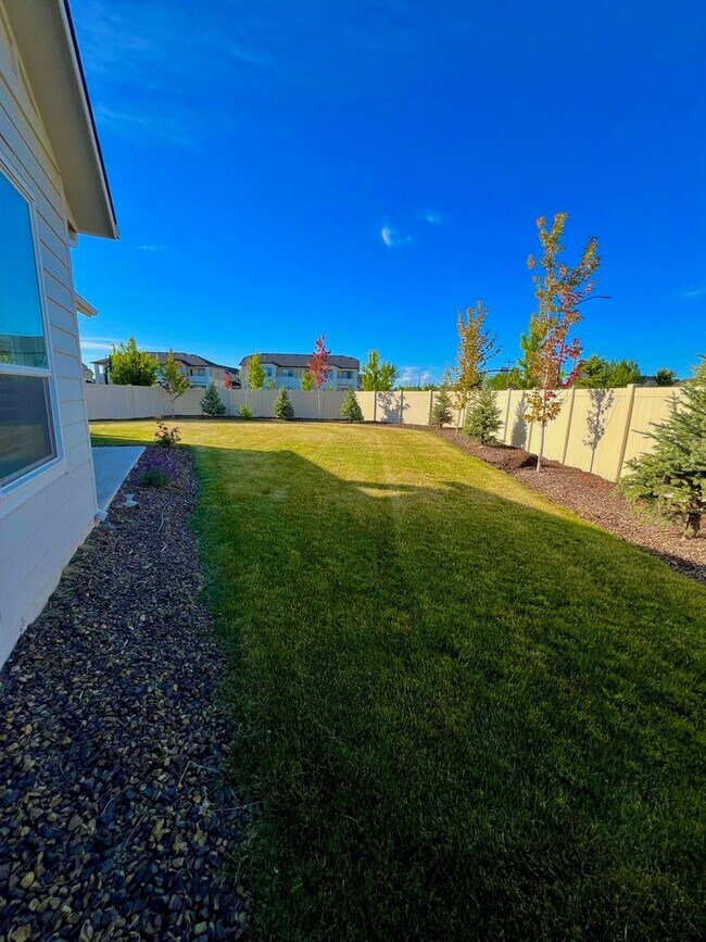 Building Photo - 4 Bedroom 2 bath 3 Car Garage Single Level Meridian.