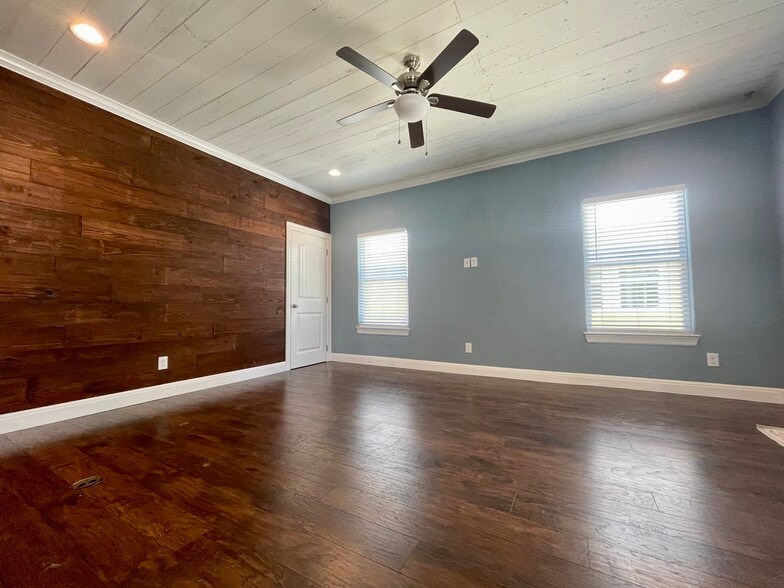 Living room with office/craft room in corner - 417 S Washington Ave