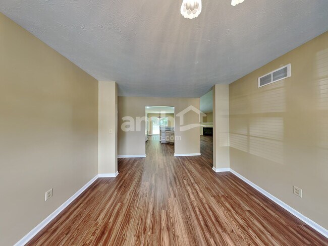 Building Photo - 545 Foxglove Ct