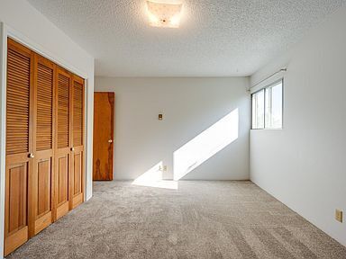 Building Photo - Natural light in this 2 bedroom 1 bath condo.