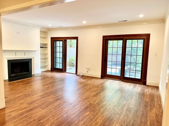 Building Photo - Sutton Place - 3 beds 2.5 baths!  Parking!...
