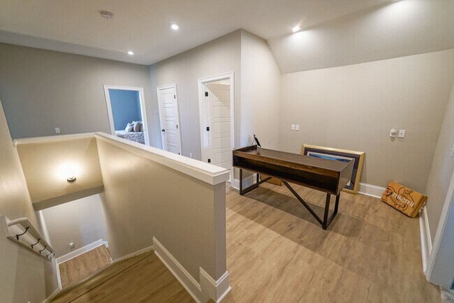 Building Photo - Available end of January in beautiful Summ...