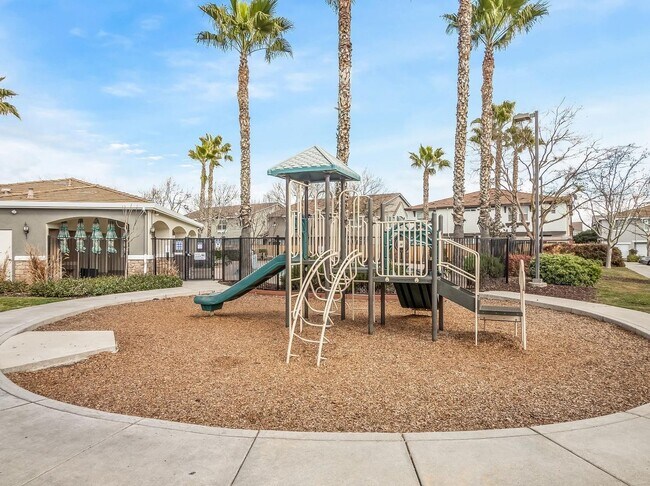 Building Photo - Spacious 3/3 Townhouse in North Clovis