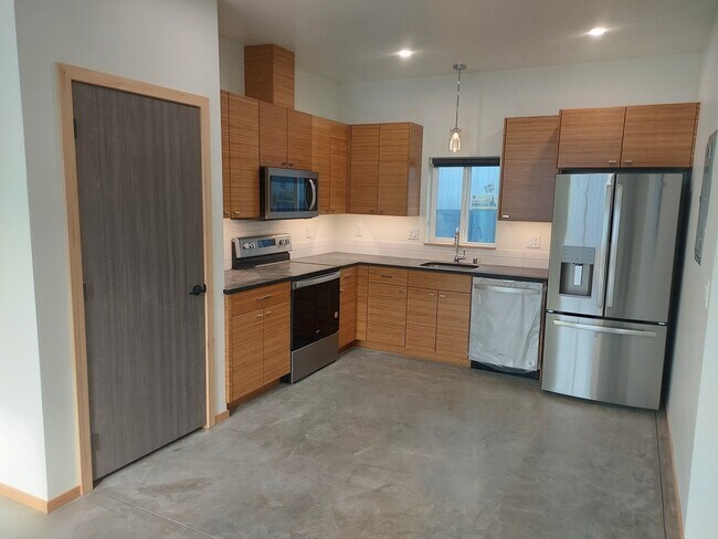 Building Photo - 608 E 7th Ave