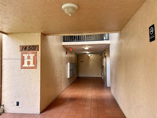Building Photo - 14501 N Kendall Dr