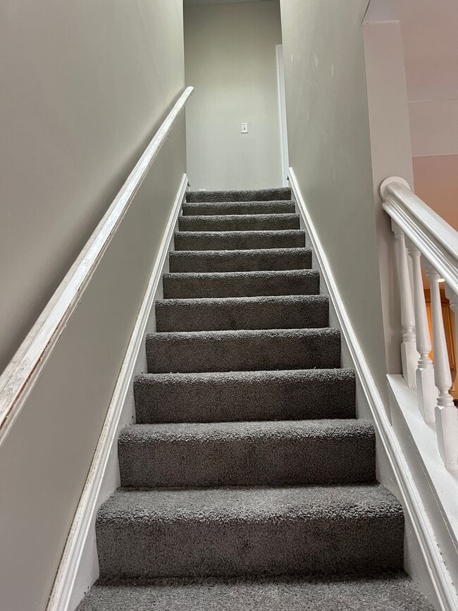 Building Photo - Spacious 4 Bedroom House in Southside Flats!