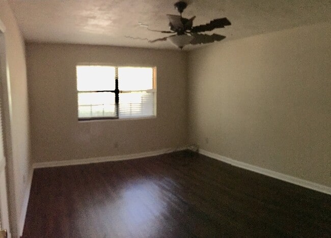 Building Photo - 2/1 Conveniently located off Miccosukee Road inside Capital Circle