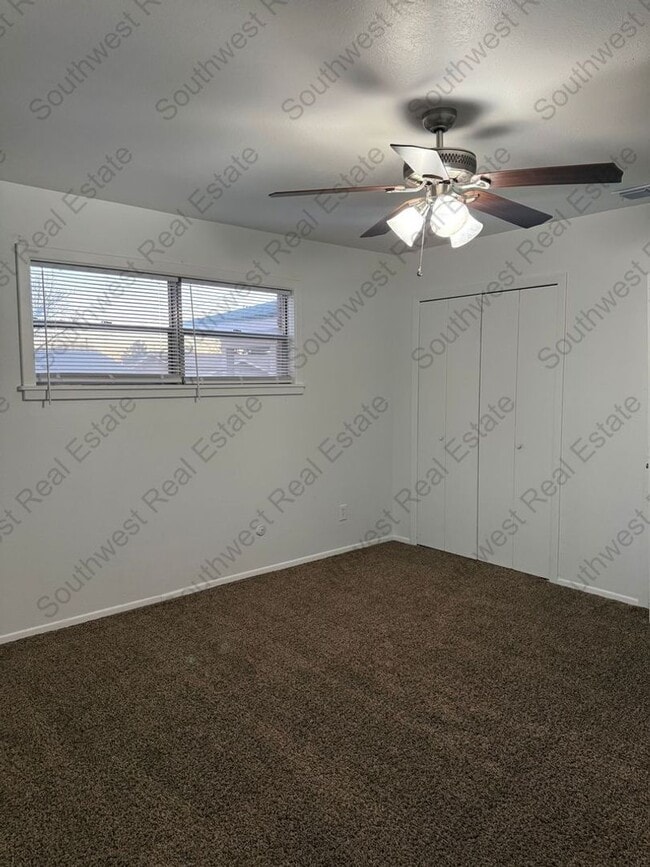 Building Photo - Spacious 4 bedroom 2 bath brick home