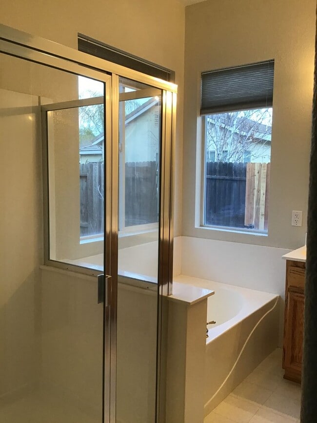 Building Photo - Woodcreek Oaks area home with pool