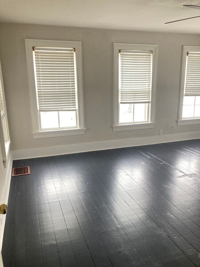 Building Photo - Updated 3 bedroom 1 bath home in downtown Morris