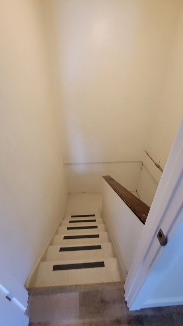 Building Photo - 2 Bdrm Duplex