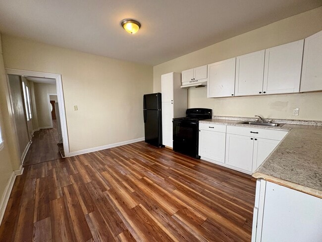Building Photo - 4 Bedroom 1 Bathroom Rowhome in Reading w/...