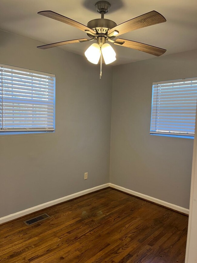 Building Photo - 3 Bedroom, 1 Bath House