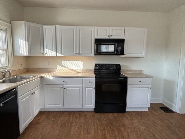 Building Photo - Large 2 Bed 1 Bath With Fenced in Yard & Deck!