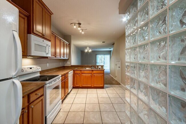 Building Photo - NOW AVAILABLE!!! Beautiful Large Town-home!
